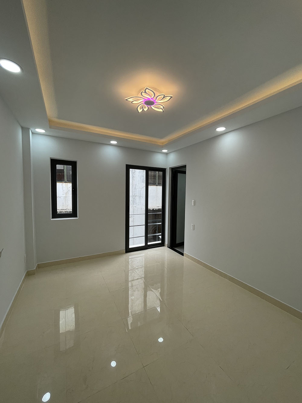 Bán nhà Lê Quang Định, Quận Bình Thạnh tuyệt phẩm 3 lầu t.kế Cổ Điển Ý, mới 100% cách LQĐịnh 15m
